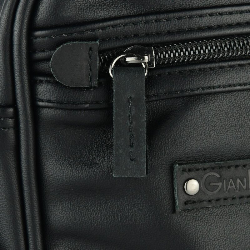 GianMarcoVenturi Bolso Bandolera para Hombre con Correa Ajustable, en Piel Sintética, Multibolsillo 8… — detalle del logotipo