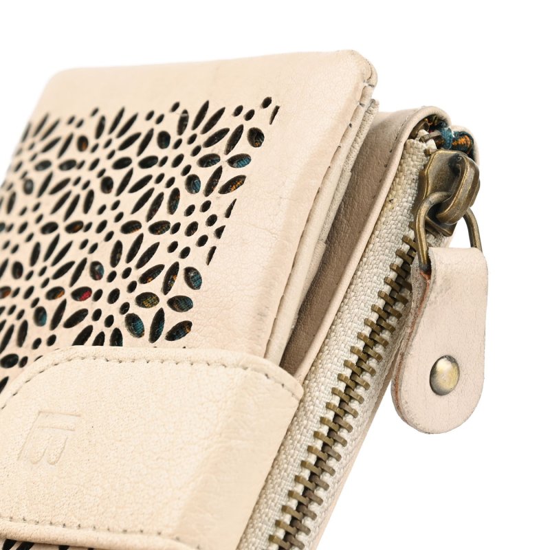 Laura Biagiotti Cartera Mujer En Piel Auténtica, Calada Con Motivo Geométrico Floral, Compacta, Con C… — detalle del logotipo