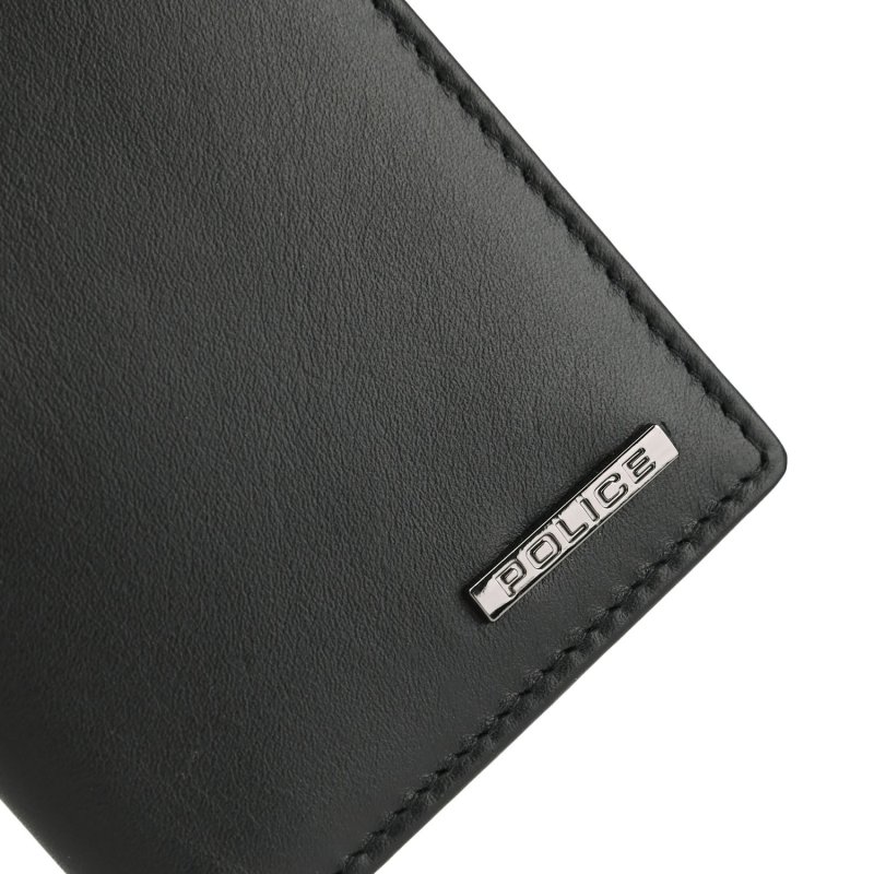 Police Cartera de Hombre en Piel Auténtica, Vertical y Fina con Tarjetero y Caja de Regalo 73 — detalle del logotipo