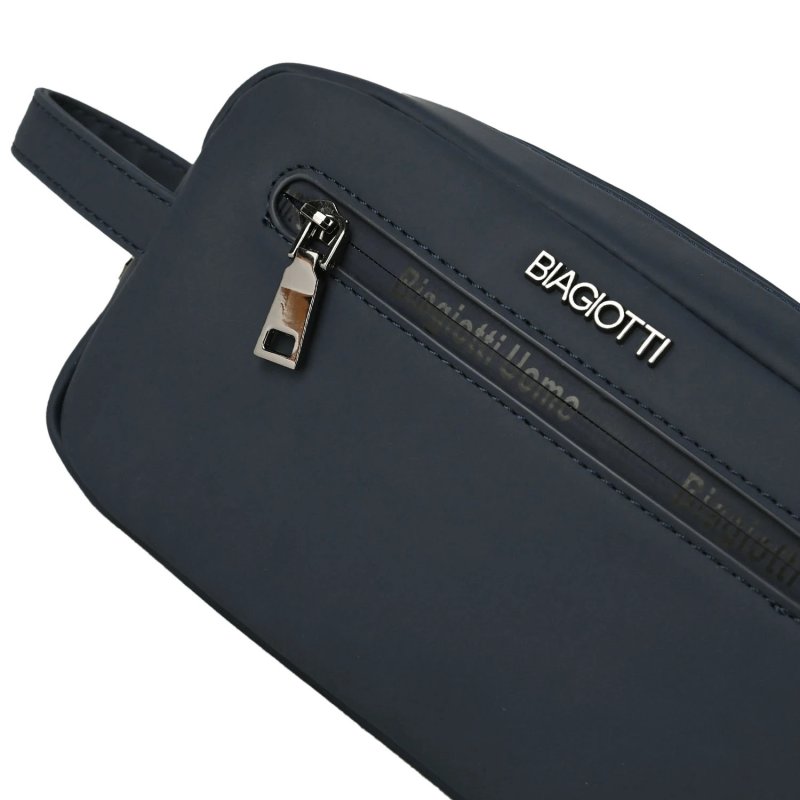 Biagiotti Hombre Set de 3 Piezas con Mochila Porta PC, Neceser y Bolso de Hombre, en PU Impermeable, … — detalle del logotipo