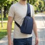 No Limits Sac à Dos Monobretelle Homme Imperméable, Bandoulière Réglable, Effet Soft-Touch et Doublure Orange — vue de face